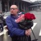 Певец Шура устроил распродажу цветов в аэропорту