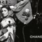 Жизель Бюндхен босиком прогулялась по Парижу для Chanel