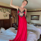 Бри Ларсон в красном кружевном платье-комбинации с вырезом: фото