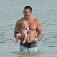 Владимир Кличко учит 9-месячную дочь плавать в океане