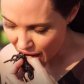 Анджелина Джоли накормила детей пауками