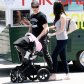 Джереми Реннер гуляет с дочкой