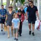 Рассел Кроу гуляет с женой и детьми