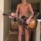 Джастин Бибер: голый с гитарой