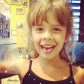 Мамина гордость – Джессика Альба запостила фото дочери, у которой выпал первый зуб