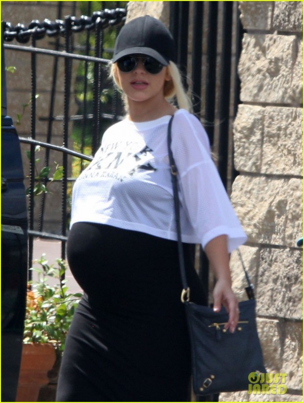 pregnant-christina-aguilera-flaunts-her-large-baby-bump-03