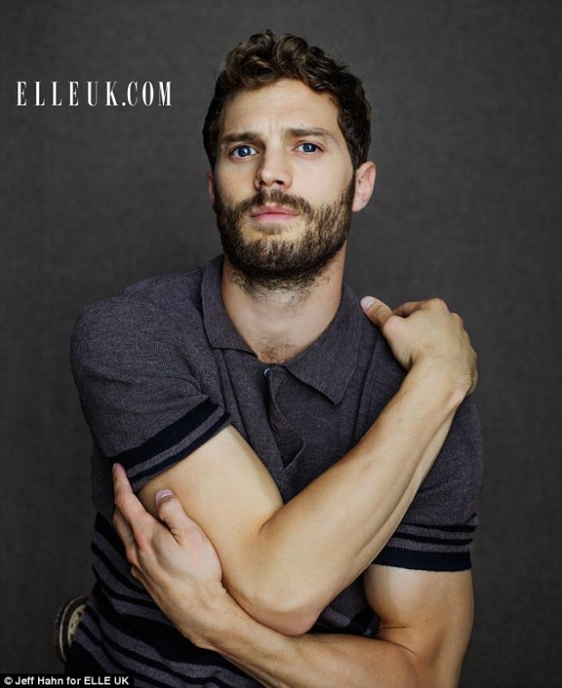 2418EE3600000578-2876919-Ripped_Jamie_Dornan_shows_off_his_muscular_physique_as_he_poses_-m-133_1418778675978