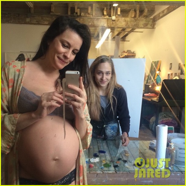pregnant-liv-tyler-shares-photo-of-her-bare-baby-bump-02