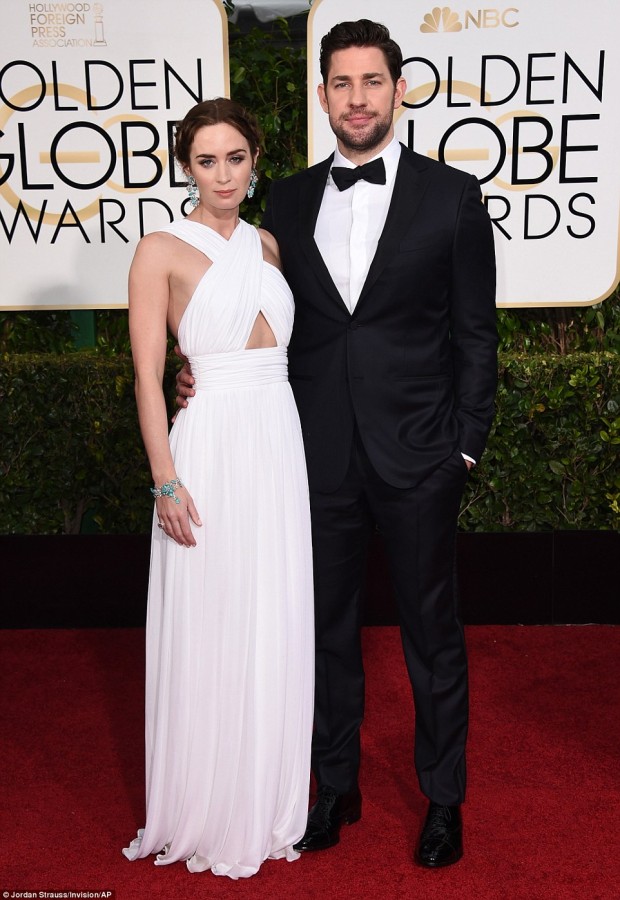 249B357D00000578-2905872-Grecian_style_Emily_Blunt_arrived_on_the_arm_of_her_husband_John-a-68_1421026260931