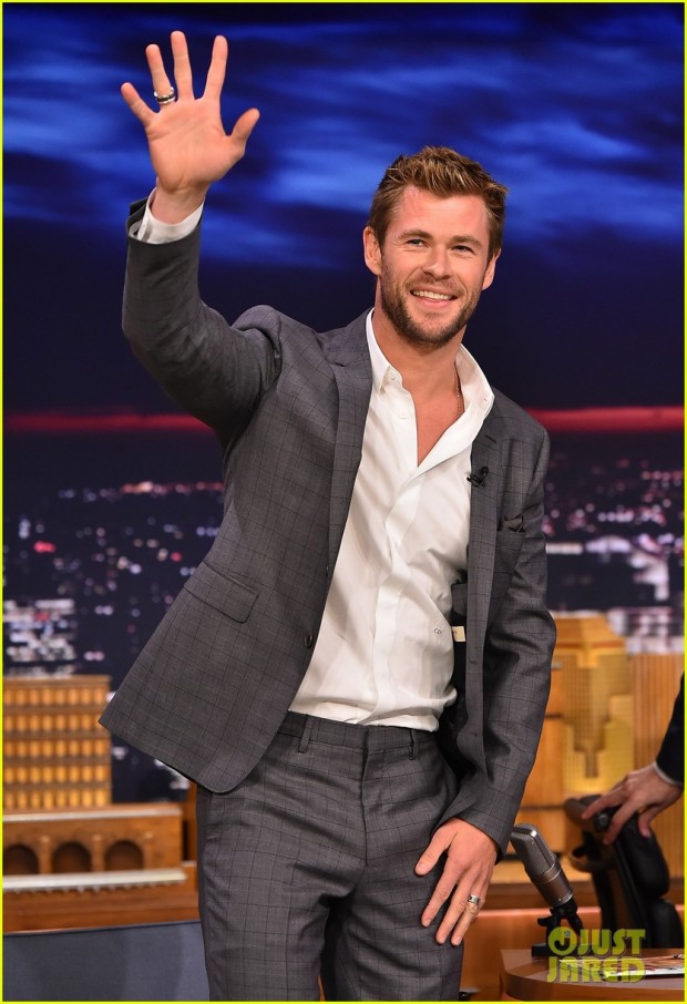 this-is-chris-hemsworth-dancing-while-soaking-wet-with-water-04