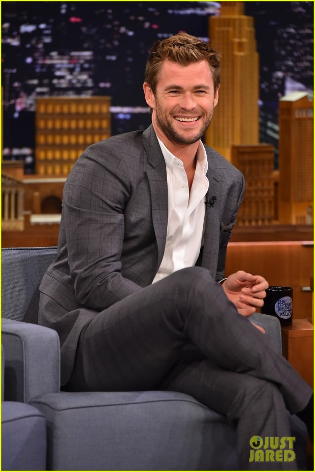 this-is-chris-hemsworth-dancing-while-soaking-wet-with-water-08