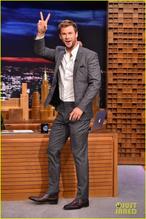 this-is-chris-hemsworth-dancing-while-soaking-wet-with-water-02