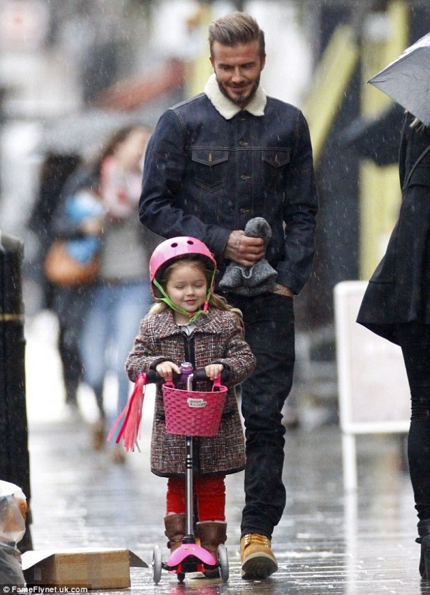 24AACE8600000578-0-Adoring_David_Beckham_took_his_daughter_Harper_out_for_a_scoot_a-m-111_1421157919072