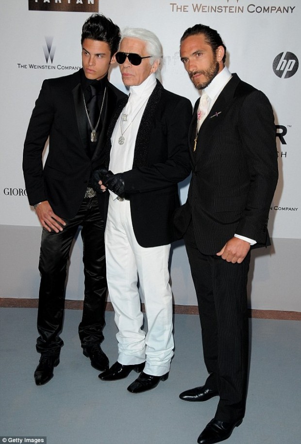 24EA721000000578-0-Family_Baptiste_Giabiconi_Karl_Lagerfeld_and_Brad_Kroenig_at_a_F-a-13_1421864101413