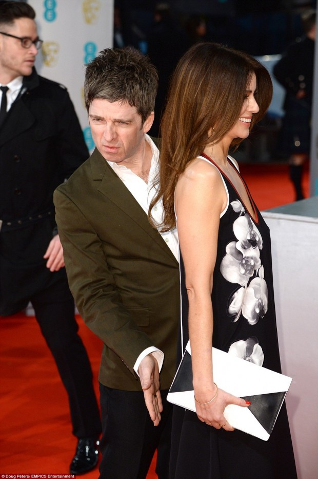 257899AB00000578-2944952-Giddy_teenagers_Noel_Gallagher_gives_wife_Sara_MacDonald_a_pat_o-a-69_1423424133225