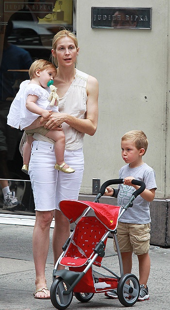 EXCLUSIVE: Kelly Rutherford finalizes divorce and takes the kids out to Serafina in NYC