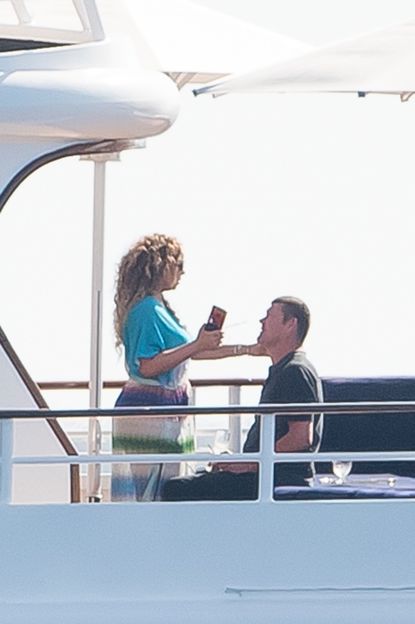 *PREMIUM EXCLUSIVE*  **NO WEB, MUST CALL FOR PRICING** Mariah Carey and billionaire James Packer can't keep their hands off each other**USA ONLY**