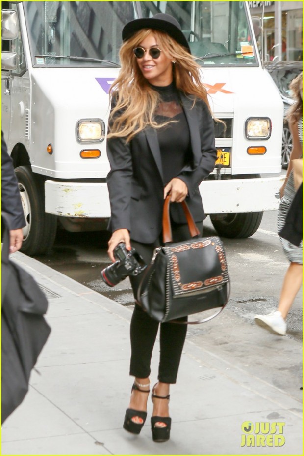 Beyonce Knowles Arrives At Her NYC Office With Camera In Hand