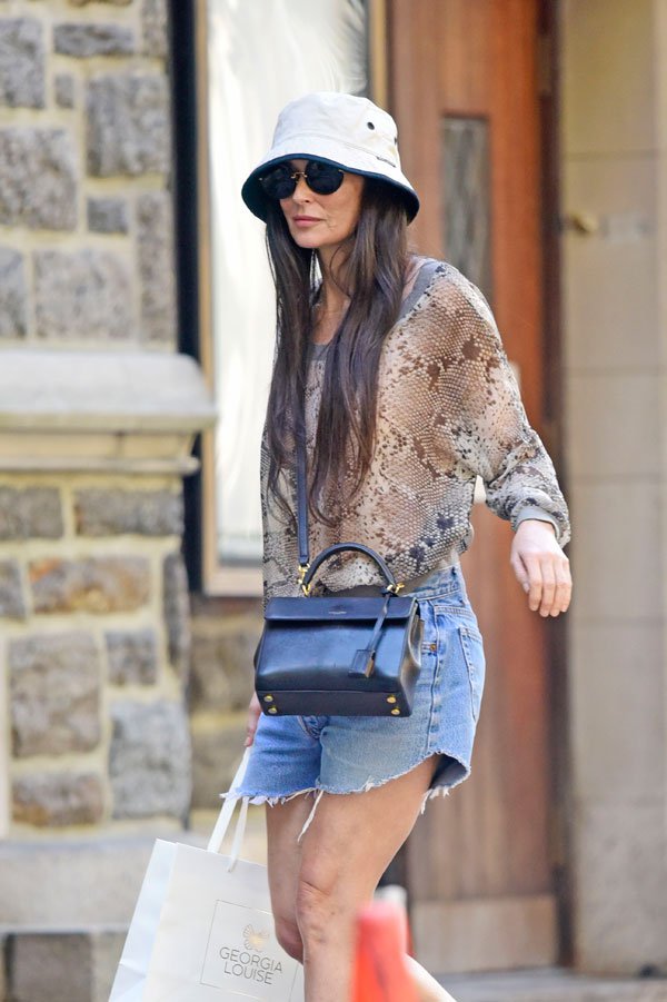demi-moore-shops-skincare-products-nyc-06