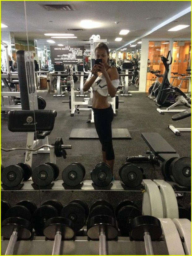 zoe-saldana-shows-off-post-baby-body-in-new-gym-selfie-03
