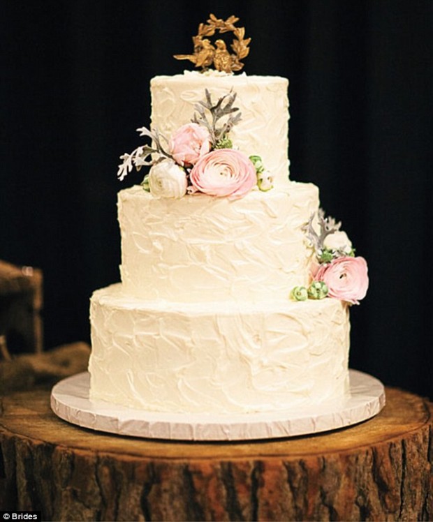 2BE2961200000578-3218689-Lovebirds_The_simplistic_yet_beautiful_wedding_cake_was_made_by_-m-39_1441141730879