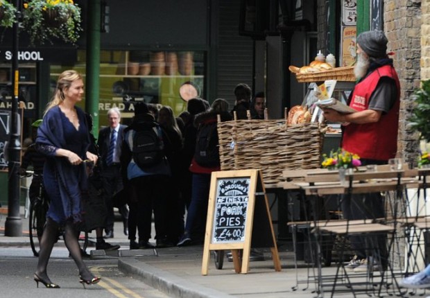 Renee Zellweger filming a scene for 'Bridget Jones's Baby' at Borough Market in South London Featuring: Renee Zellweger Where: London, United Kingdom When: 13 Oct 2015 Credit: WENN.com 