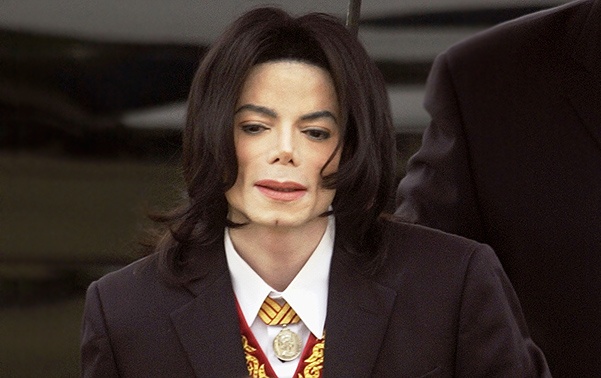 SANTA MARIA, CA - MARCH 1:  Singer Michael Jackson and his mother, Katherine Jackson, arrive for court on the second day of Michael's child molestation trial at Santa Barbara County Superior Court March 1, 2005 in Santa Maria, California. Jackson's child molestation trial continues today with the defense expected to finish their opening arguments.  (Photo by Aaron Lambert-Pool/Getty Images) 