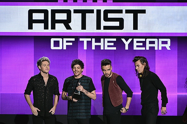 LOS ANGELES, CA - NOVEMBER 22:  (L-R) Singers Niall Horan, Louis Tomlinson, Liam Payne, and Harry Styles of One Direction accept Artist of the Year award onstage during the 2015 American Music Awards at Microsoft Theater on November 22, 2015 in Los Angeles, California.  (Photo by Kevin Winter/Getty Images) 