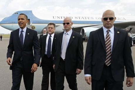 Барак Обама с телохранителями