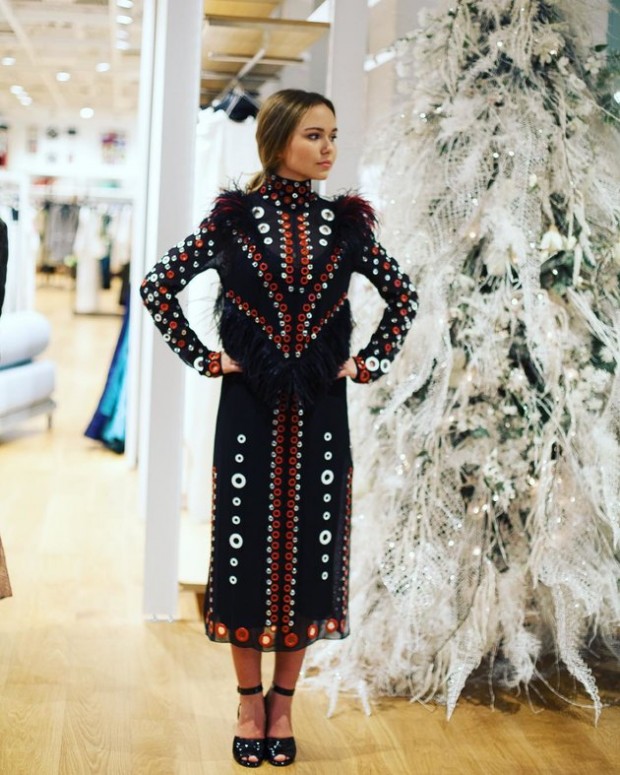 Стефания Маликова хочет отмечать Новый год в платье за 820 тысяч рублей