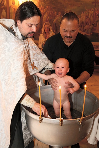Сестры Зайцевы крестили внука спустя два месяца после смерти сына 