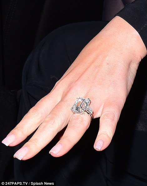 Мэрайя Кэри показала обручальное кольцо с бриллиантом в 35 карат