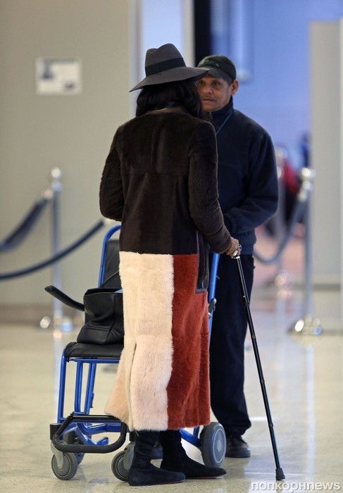 Наоми Кэмпбелл замечена в аэропорту с инвалидной тростью