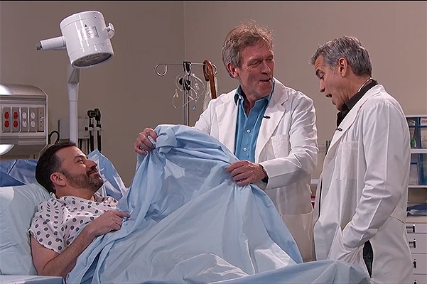 Джордж Клуни и Хью Лори вернулись к своему медицинскому прошлому