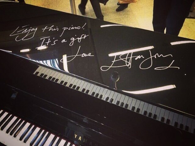 Элтон Джон сыграл на пианино на лондонском вокзале