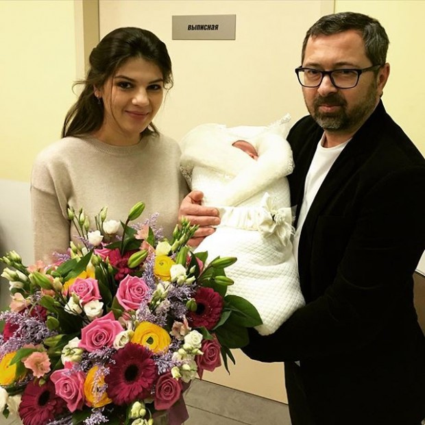 Солист «Дискотеки Аварии» забрал новорожденную дочь из роддома