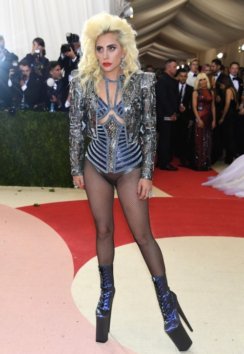 Леди Гага в наряде от Versace 