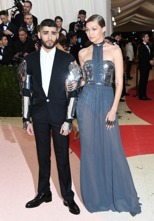 Джиджи Хадид и Зейн Малик. На Джиджи платье от Tommy Hilfiger. Зейн в костюме от Versace 