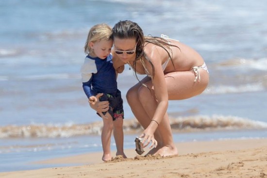 Беременная Оливия Уайлд показала животик на пляже - 3