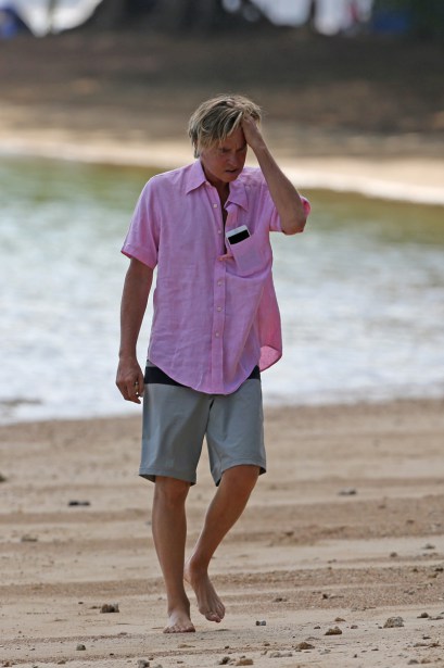EXCLUSIVE: **PREMIUM EXCLUSIVE RATES APPLY**Val Kilmer walks the beach picking shells while in Hawaii. Dressed in a pink shirt and shorts, the actor took a relaxing stroll on May 27, 2016. Kilmer showed signs of a possible scar on his neck, which is likely to have been a result of the breathing device he was spotted wearing in 2015. Pictured: Val Kilmer Ref: SPL1293069  010616   EXCLUSIVE Picture by: Splash News Splash News and Pictures Los Angeles:310-821-2666 New York:212-619-2666 London:870-934-2666 photodesk@splashnews.com 