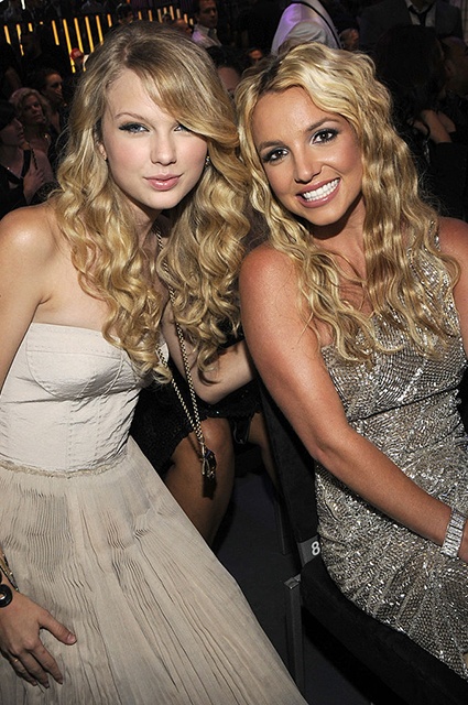 LOS ANGELES, CA - SEPTEMBER 07:  Taylor Swift and Britney Spears in the audience at the 2008 MTV Video Music Awards at Paramount Pictures Studios on September 7, 2008 in Los Angeles, California.  (Photo by Kevin Mazur/WireImage) 