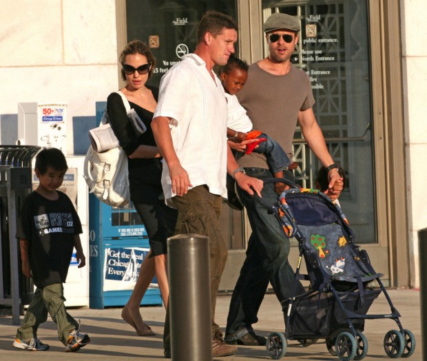 BRAD AND ANGELINA WITH KIDS IN CHICAGO