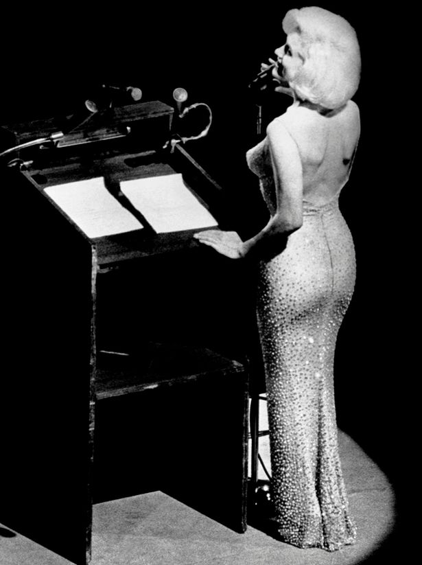 Marilyn-Monroe-Singing-Happy-Birthday-to-JFK