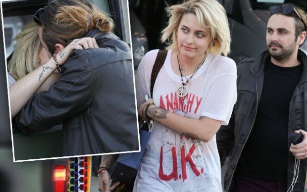 paris-jackson-kissing-mystery-man-new-manager-pp-