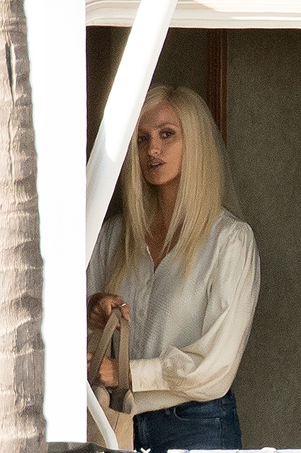 EXCLUSIVE: **PREMIUM EXCLUSIVE RATES APPLY*First look at Penelope Cruz in a blonde wig as Donatella Versace filming scenes for American Crime Story, Miami.
