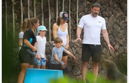 ÑÏÅÖÖÅÍÀ. ÒÐÅÁÓÅÒÑß ÎÄÎÁÐÅÍÈÅ. SPECIAL PRICE APPLIES. APPROVAL REQUIRED *EXCLUSIVE* Amicable Exes! Ben Affleck and Jennifer Garner spend time with the kids in Hawaii *WEB MUST CALL FOR PRICING*