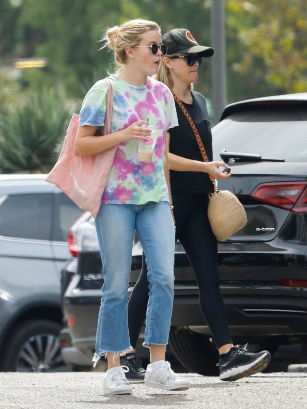 Malibu, CA  - *EXCLUSIVE*  - Reese Witherspoon stops at SunLife Organics for breakfast with her daughter Ava. The 'Big Little Lies' actress was casual in black athletic gear, while her mini-me daughter sported a colorful tie-dye shirt and jeans. Pictured: Reese Witherspoon, Ava Elizabeth Phillippe BACKGRID USA 22 SEPTEMBER 2019  USA: +1 310 798 9111 / usasales@backgrid.com UK: +44 208 344 2007 / uksales@backgrid.com *UK Clients - Pictures Containing Children Please Pixelate Face Prior To Publication* 