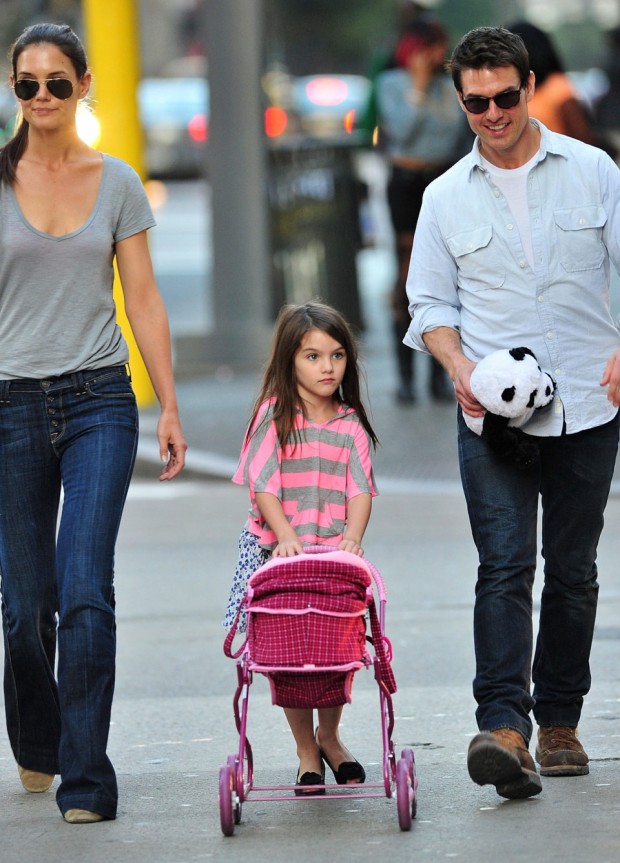 PITTSBURGH, PA - OCTOBER 08:  Katie Holmes, Suri Cruise and Tom Cruise seen on the streets of Pittsburgh on October 8, 2011 in Pittsburgh, Pennsylvania.  (Photo by James Devaney/WireImage) 
