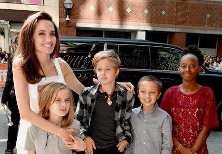 Анджелина Джоли вновь запретила Брэду Питту видеться с детьми: на этот раз у нее новая причина