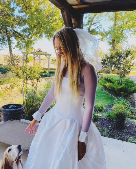 Дочь Ри Драммонд примерила платье мамы, в котором она выходила замуж в 1996 году